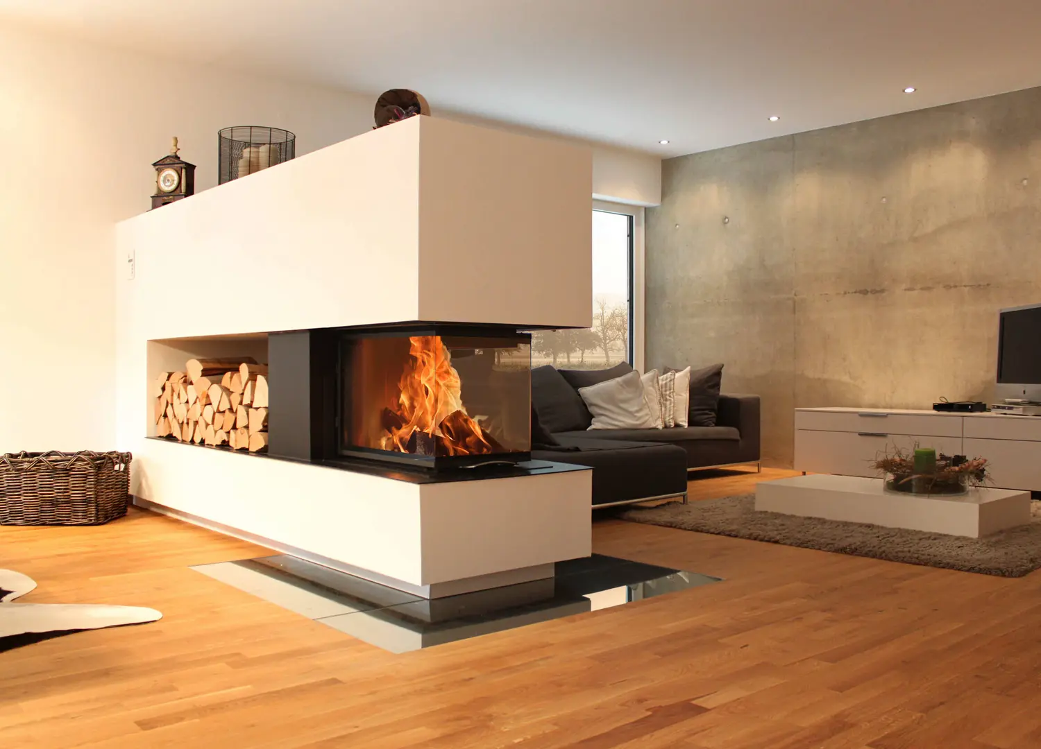 Holzstahlcheminée in modernen Wohnzimmer